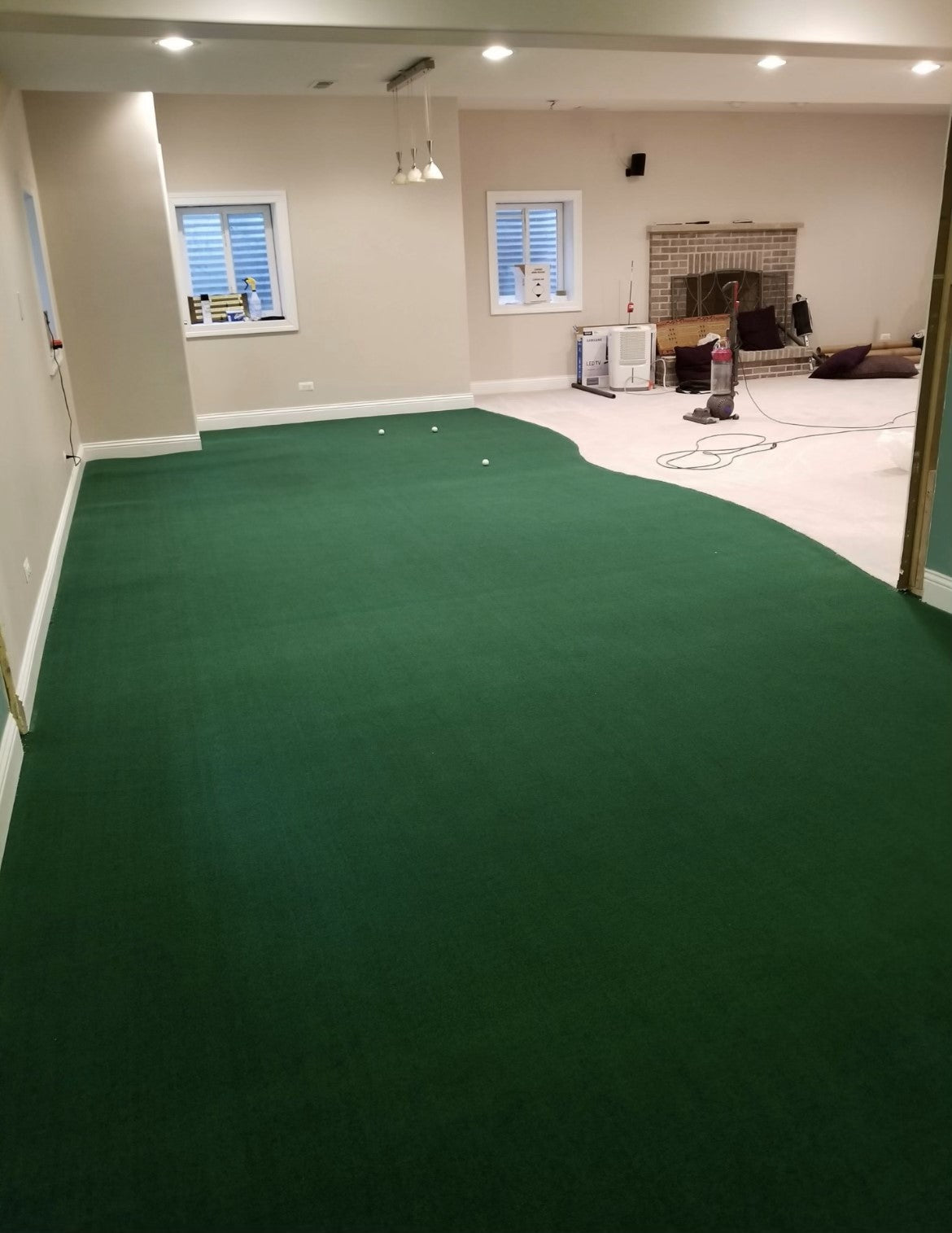 Big Moss V2 Putting Turf indoor setup