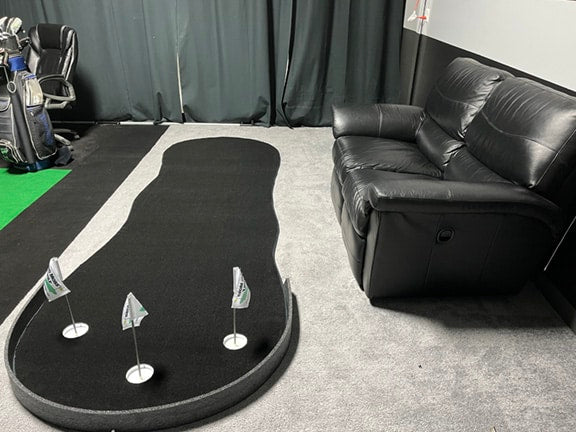 Big Moss Augusta V2 putting green in black surface color option.